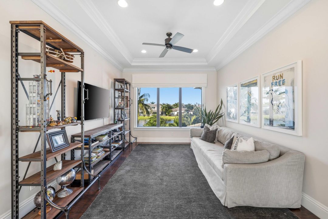 Под контрактом: $3,595,000 (5 спален, 5 ванн, 5350 Квадратных фут)