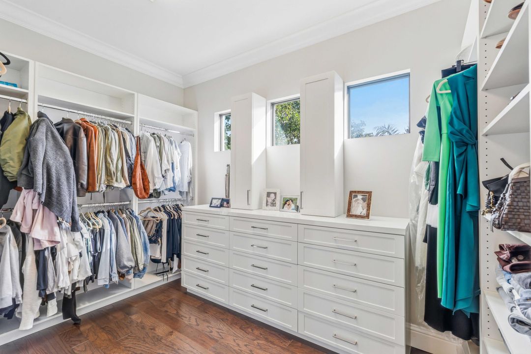 Под контрактом: $3,595,000 (5 спален, 5 ванн, 5350 Квадратных фут)