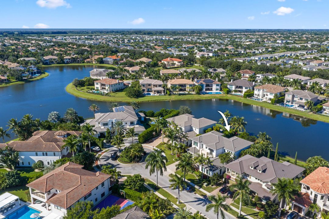 Под контрактом: $3,595,000 (5 спален, 5 ванн, 5350 Квадратных фут)