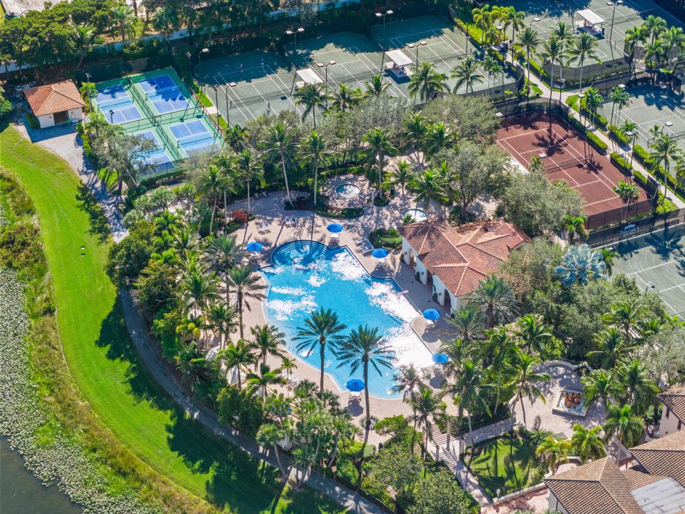 Под контрактом: $3,595,000 (5 спален, 5 ванн, 5350 Квадратных фут)