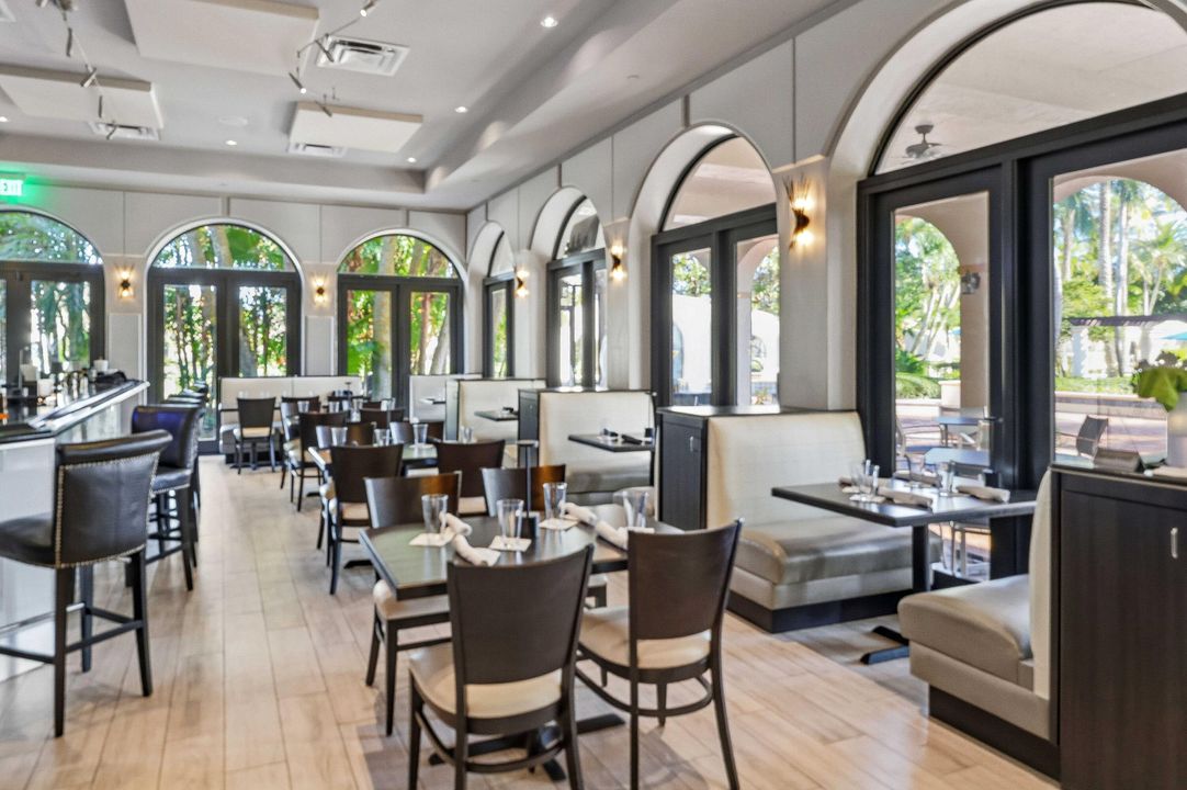 Под контрактом: $3,595,000 (5 спален, 5 ванн, 5350 Квадратных фут)