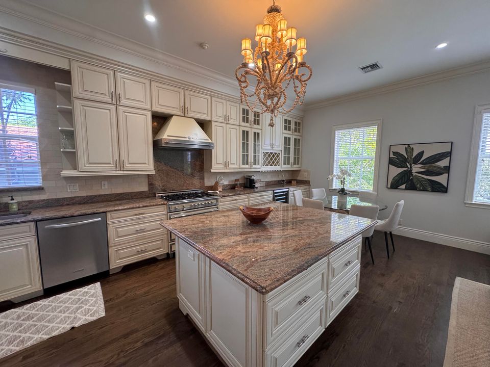 For Rent: $8,950 (3 beds, 3 baths, 1975 Square Feet)