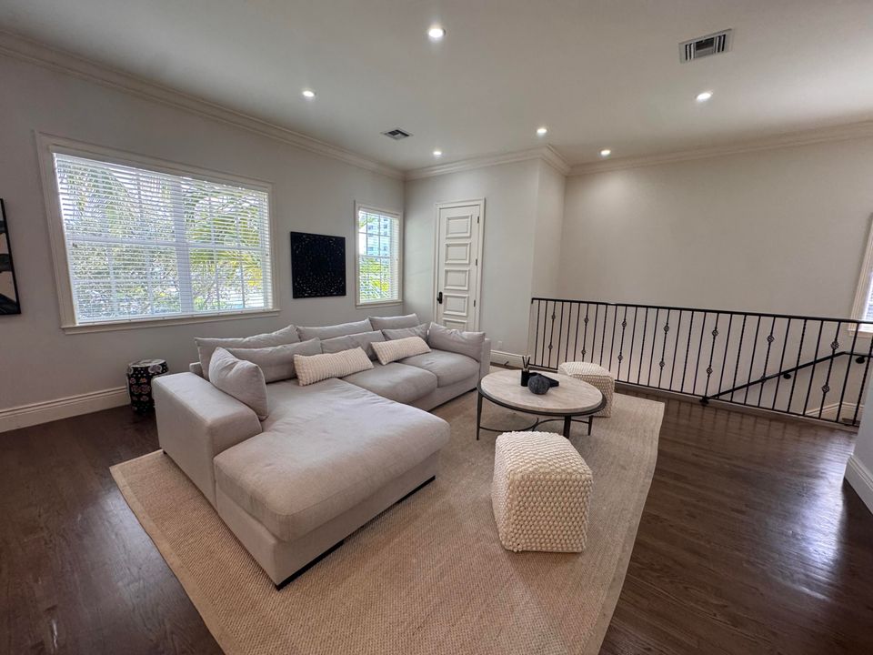 For Rent: $8,950 (3 beds, 3 baths, 1975 Square Feet)