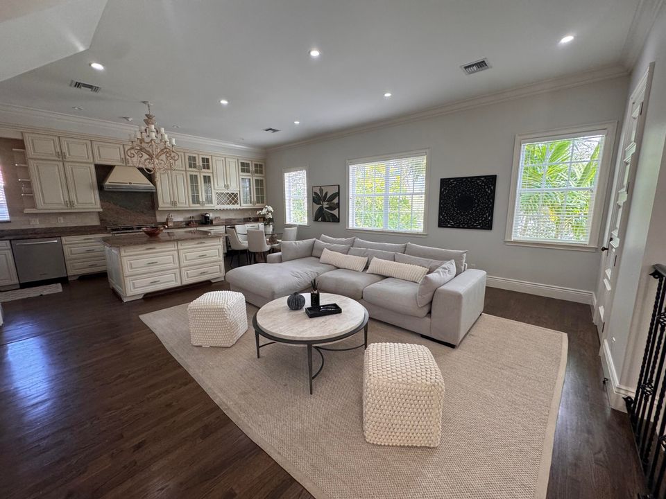 For Rent: $8,950 (3 beds, 3 baths, 1975 Square Feet)