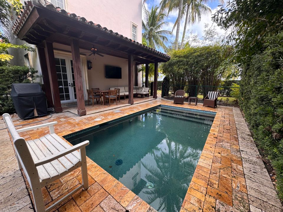 For Rent: $8,950 (3 beds, 3 baths, 1975 Square Feet)