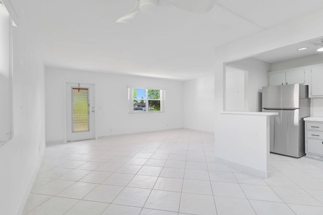 Под контрактом: $1,400 (1 спален, 1 ванн, 726 Квадратных фут)