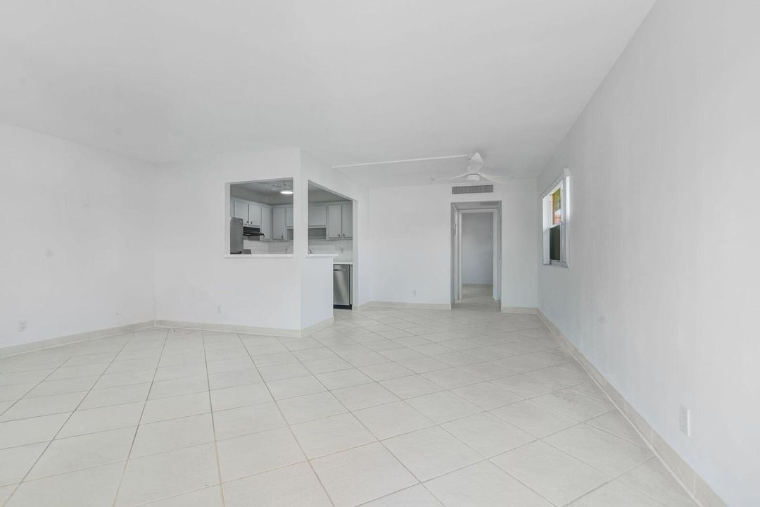 Под контрактом: $1,400 (1 спален, 1 ванн, 726 Квадратных фут)