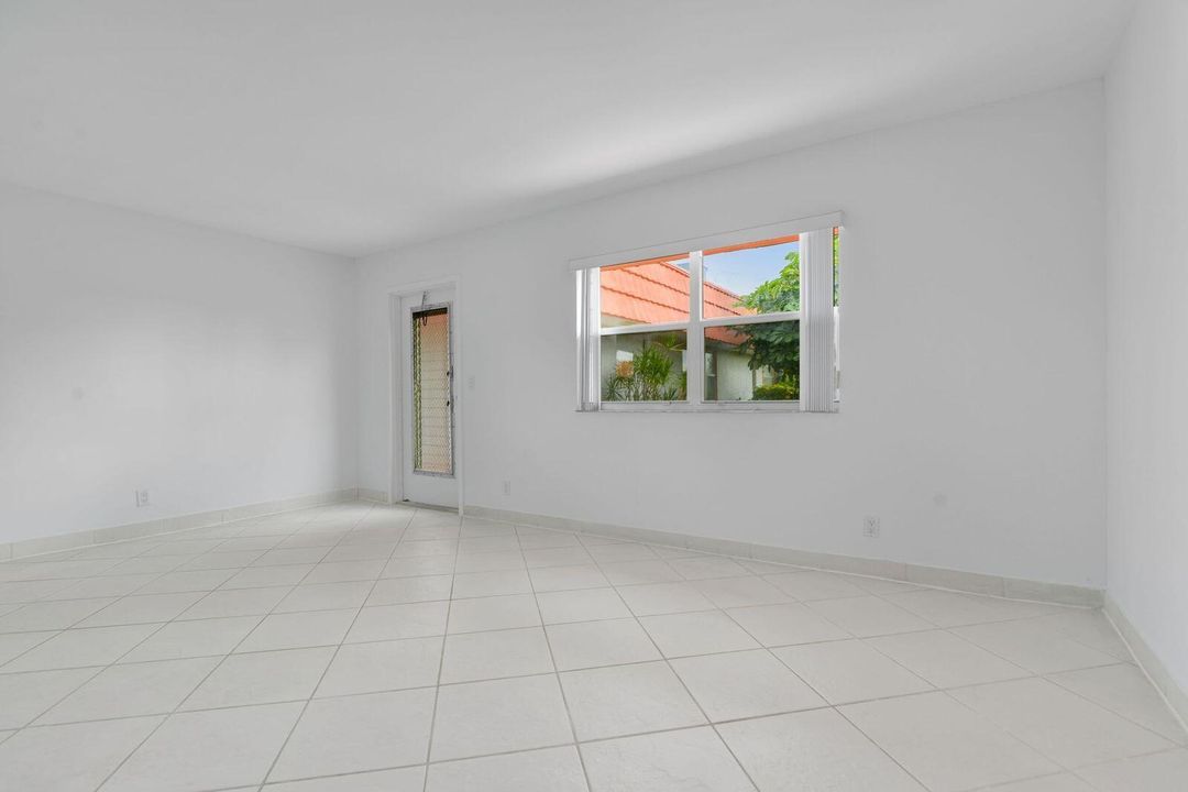 Под контрактом: $1,400 (1 спален, 1 ванн, 726 Квадратных фут)