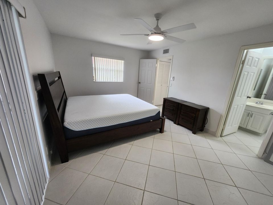 Под контрактом: $1,400 (1 спален, 1 ванн, 726 Квадратных фут)