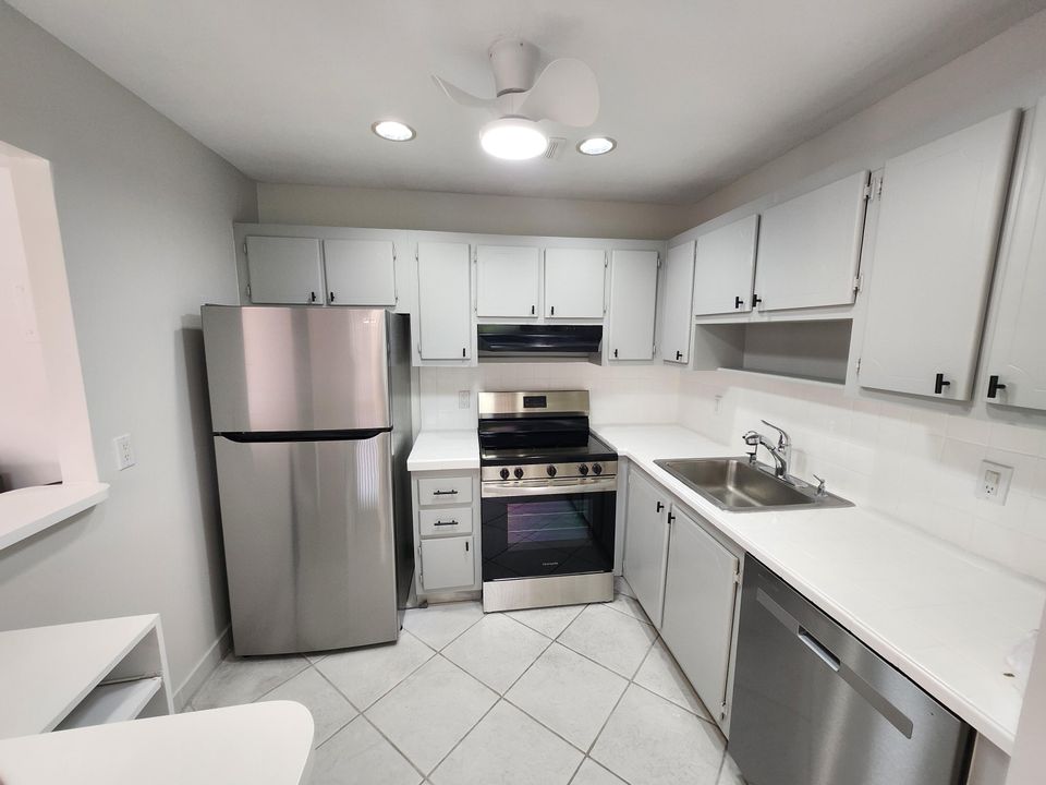 Под контрактом: $1,400 (1 спален, 1 ванн, 726 Квадратных фут)