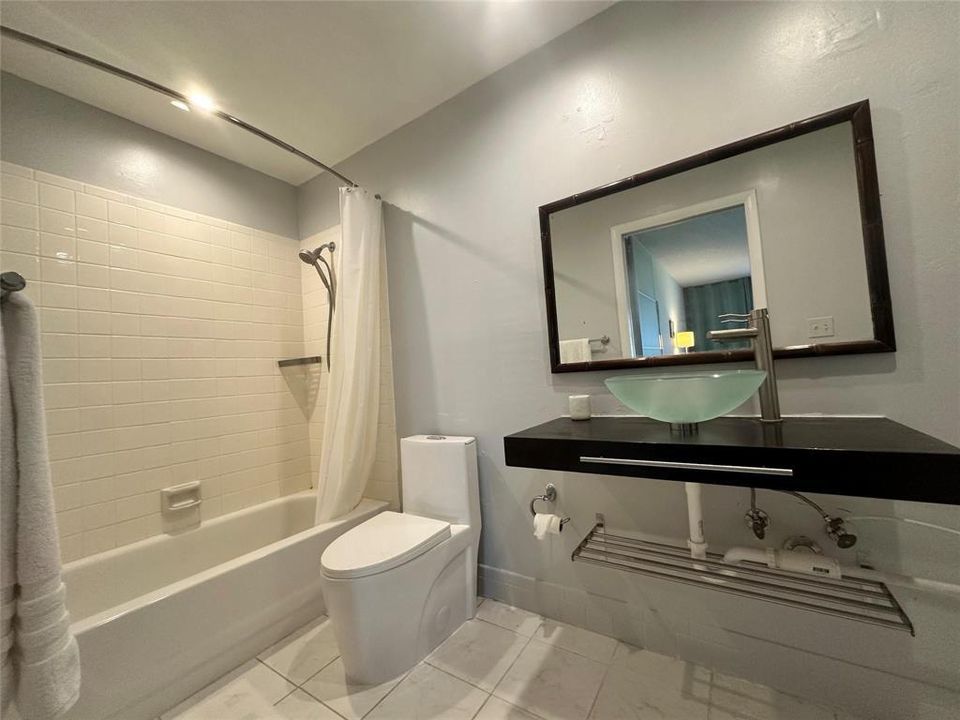 For Sale: $169,000 (1 beds, 2 baths, 1068 Square Feet)