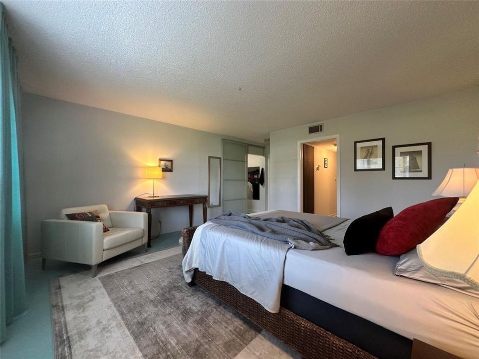 For Sale: $169,000 (1 beds, 2 baths, 1068 Square Feet)