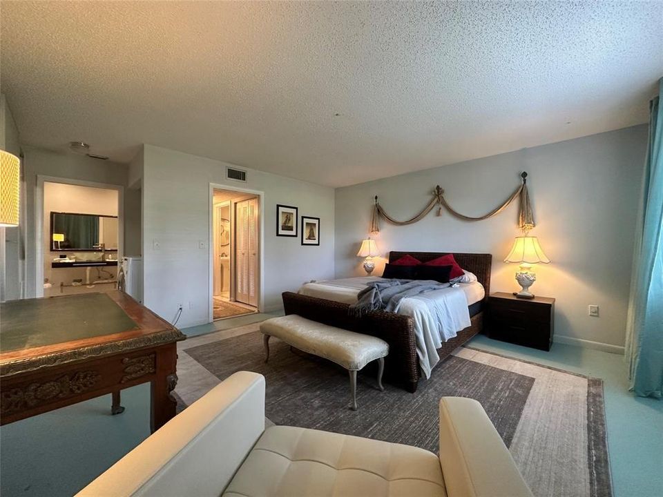 For Sale: $169,000 (1 beds, 2 baths, 1068 Square Feet)