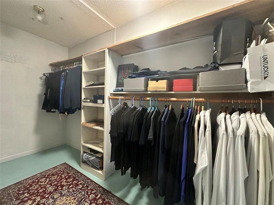 For Sale: $169,000 (1 beds, 2 baths, 1068 Square Feet)