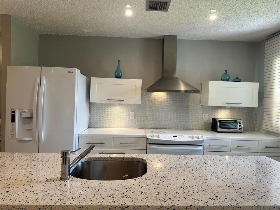 For Sale: $169,000 (1 beds, 2 baths, 1068 Square Feet)