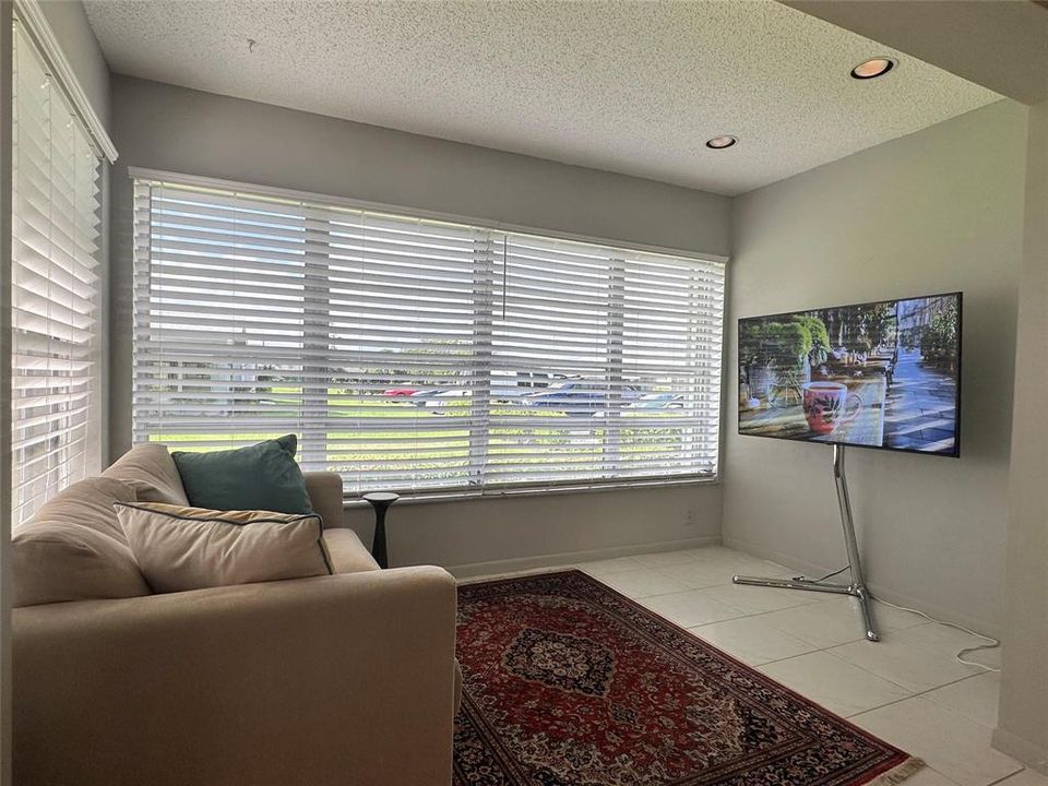 For Sale: $169,000 (1 beds, 2 baths, 1068 Square Feet)