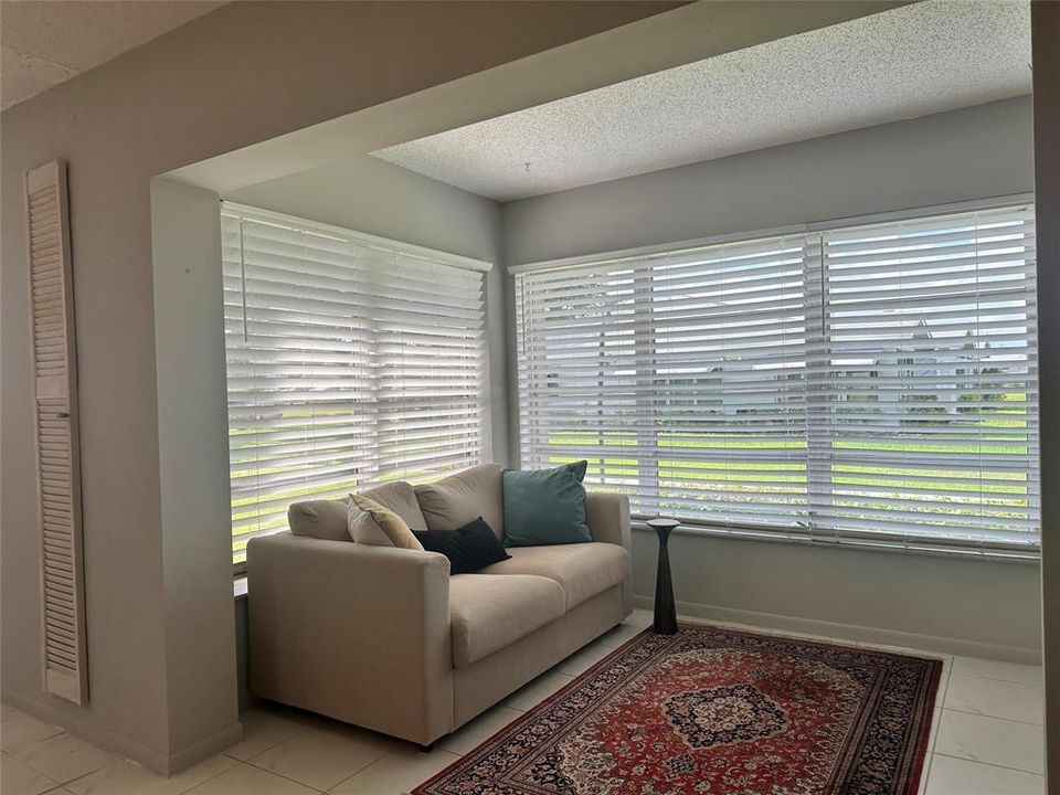 For Sale: $169,000 (1 beds, 2 baths, 1068 Square Feet)