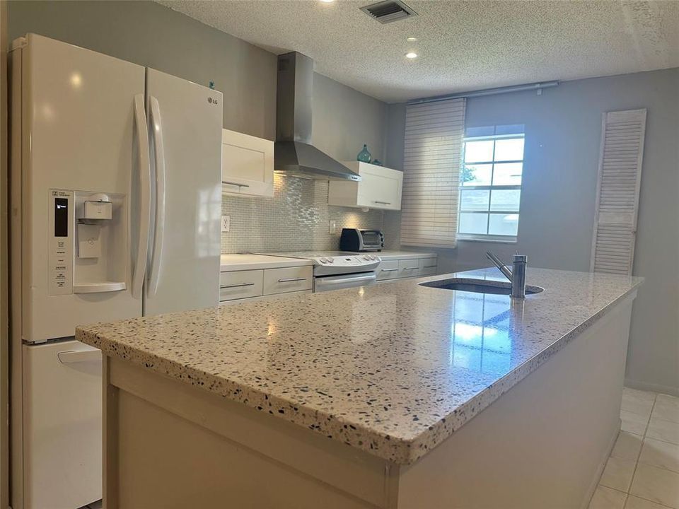 For Sale: $169,000 (1 beds, 2 baths, 1068 Square Feet)