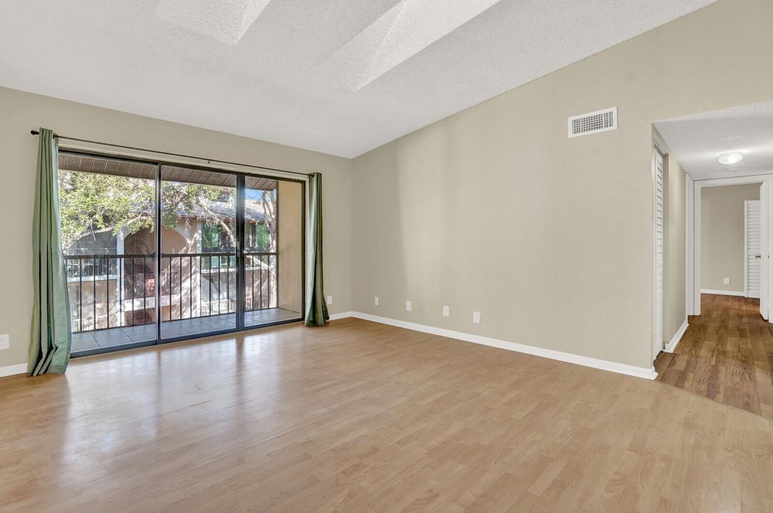 合同活跃: $1,950 (2 贝兹, 2 浴室, 1005 平方英尺)