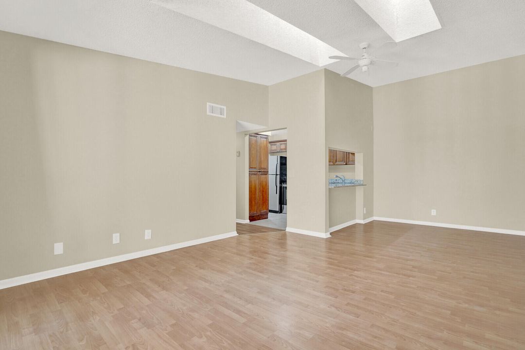 合同活跃: $1,950 (2 贝兹, 2 浴室, 1005 平方英尺)