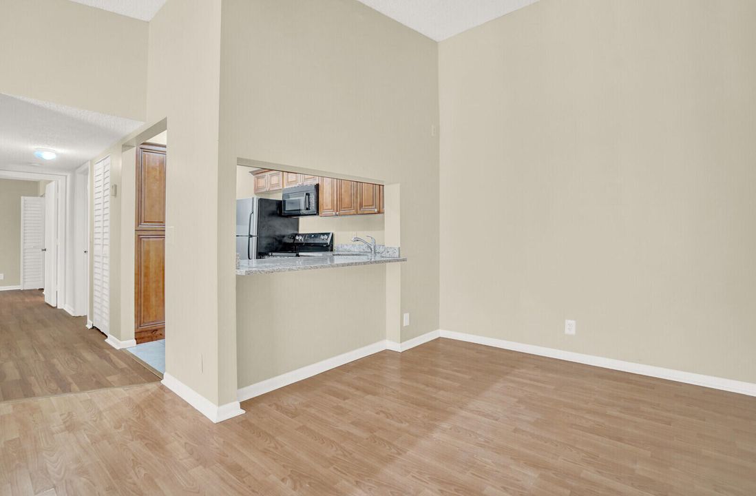 合同活跃: $1,950 (2 贝兹, 2 浴室, 1005 平方英尺)