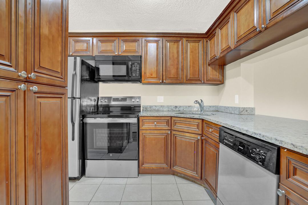 合同活跃: $1,950 (2 贝兹, 2 浴室, 1005 平方英尺)