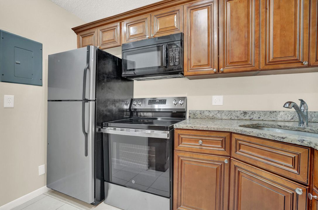 合同活跃: $1,950 (2 贝兹, 2 浴室, 1005 平方英尺)