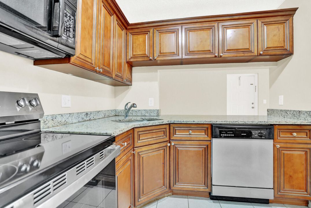 合同活跃: $1,950 (2 贝兹, 2 浴室, 1005 平方英尺)