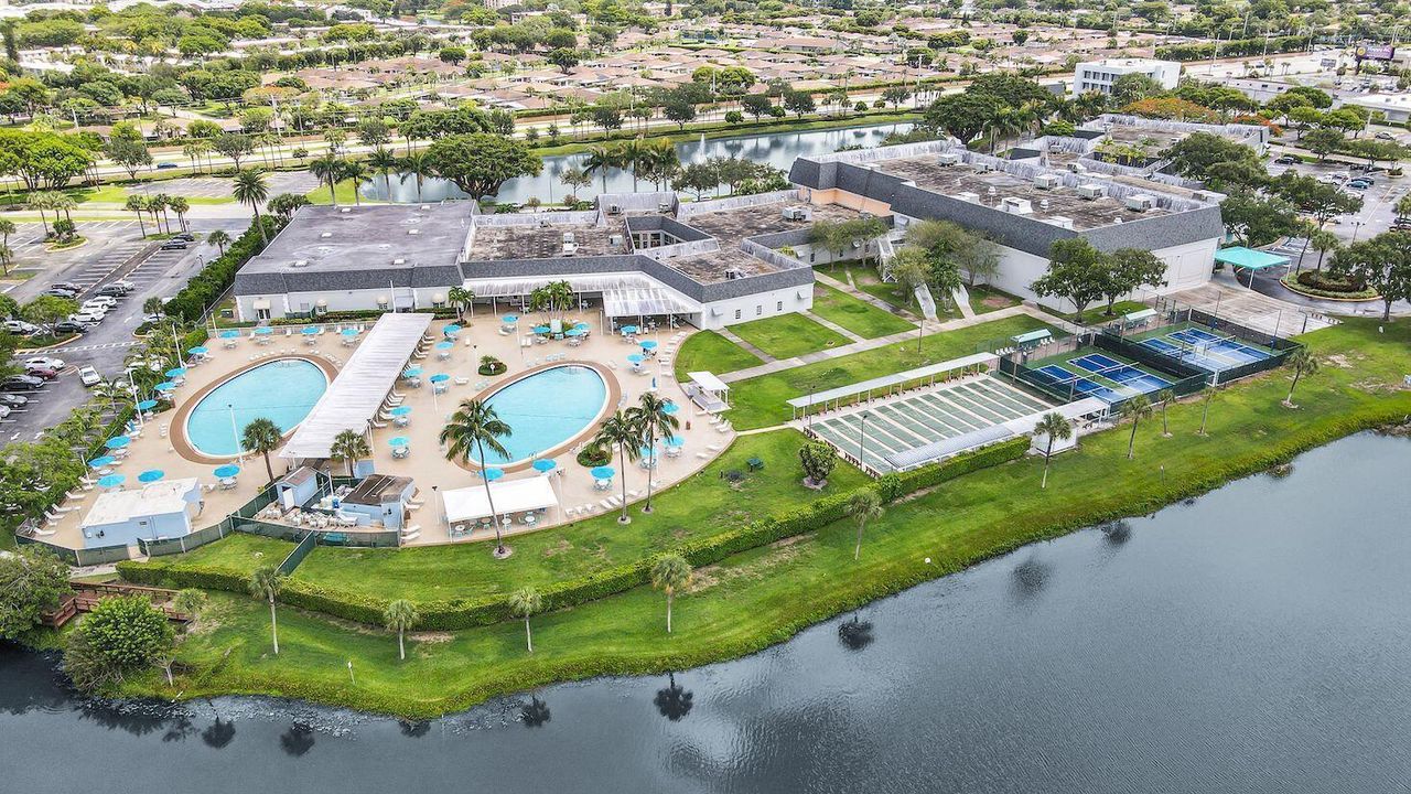 Под контрактом: $1,400 (1 спален, 1 ванн, 726 Квадратных фут)