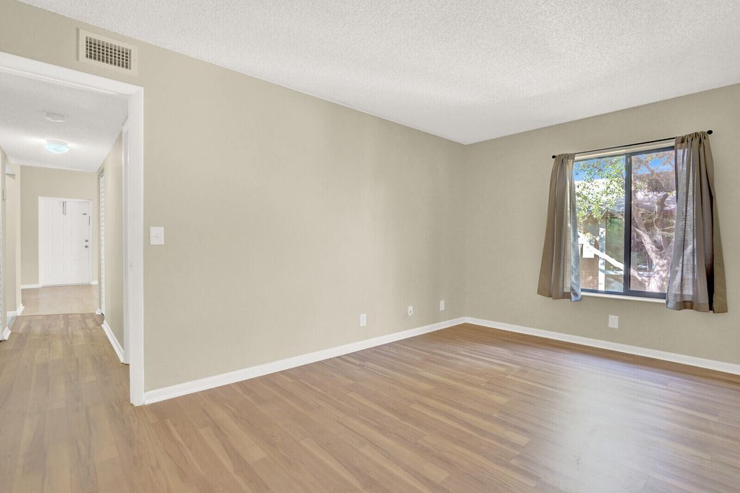 合同活跃: $1,950 (2 贝兹, 2 浴室, 1005 平方英尺)