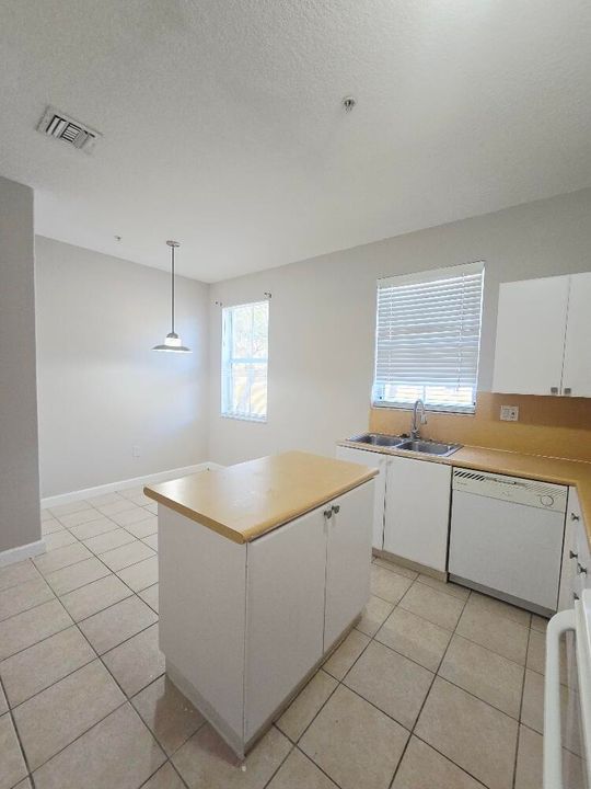 En Renta: $2,300 (3 camas, 3 baños, 1815 Pies cuadrados)