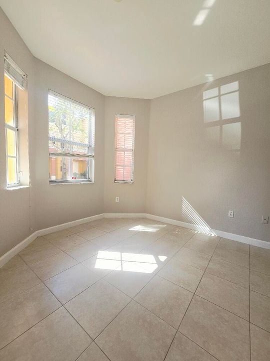 En Renta: $2,300 (3 camas, 3 baños, 1815 Pies cuadrados)