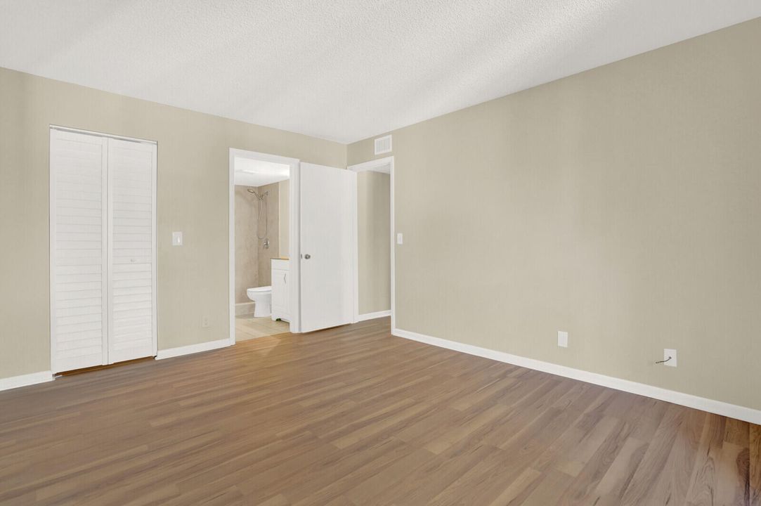 合同活跃: $1,950 (2 贝兹, 2 浴室, 1005 平方英尺)