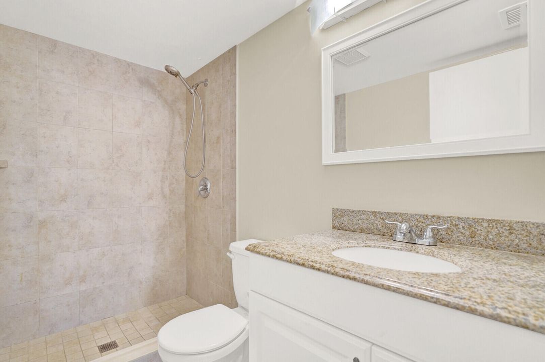 合同活跃: $1,950 (2 贝兹, 2 浴室, 1005 平方英尺)