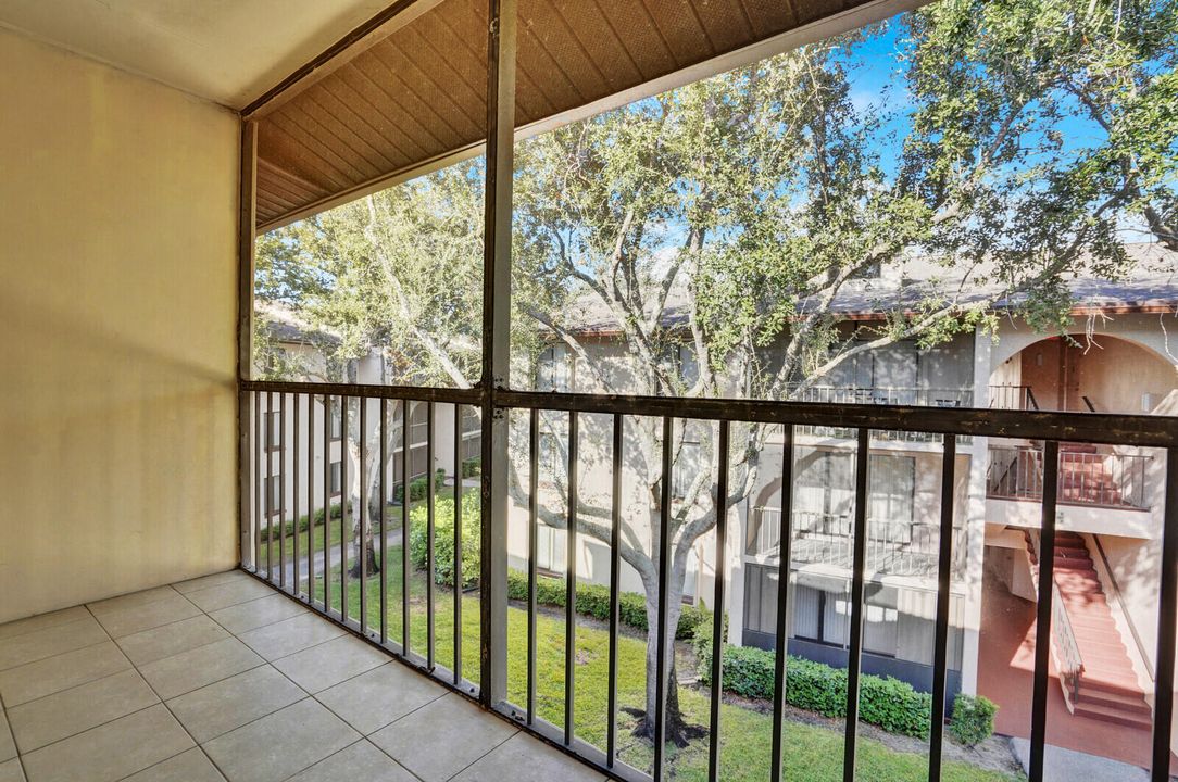 合同活跃: $1,950 (2 贝兹, 2 浴室, 1005 平方英尺)