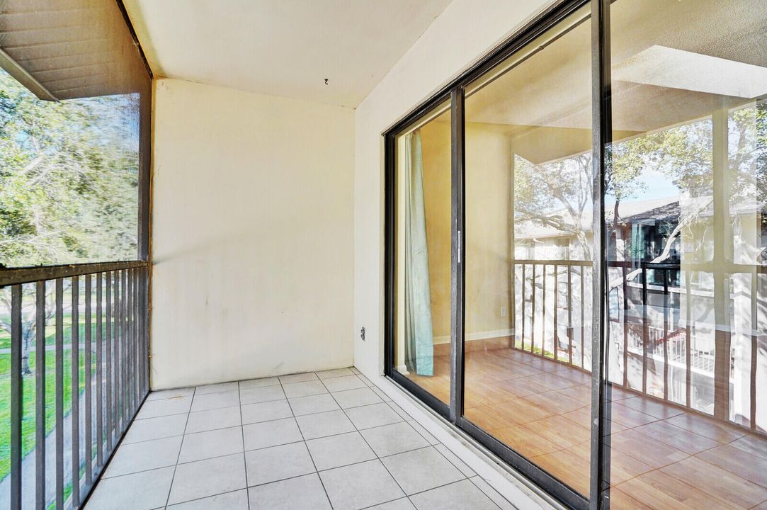 合同活跃: $1,950 (2 贝兹, 2 浴室, 1005 平方英尺)