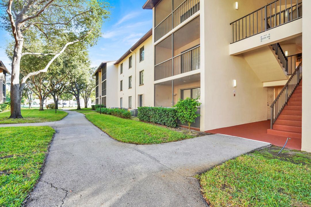 合同活跃: $1,950 (2 贝兹, 2 浴室, 1005 平方英尺)