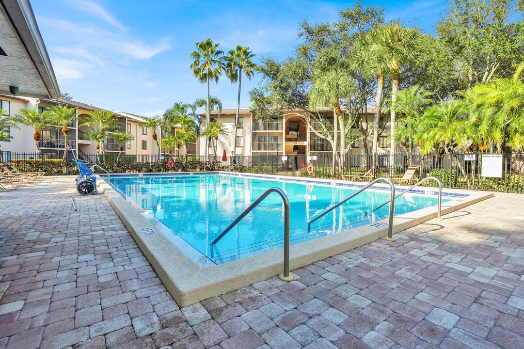 合同活跃: $1,950 (2 贝兹, 2 浴室, 1005 平方英尺)