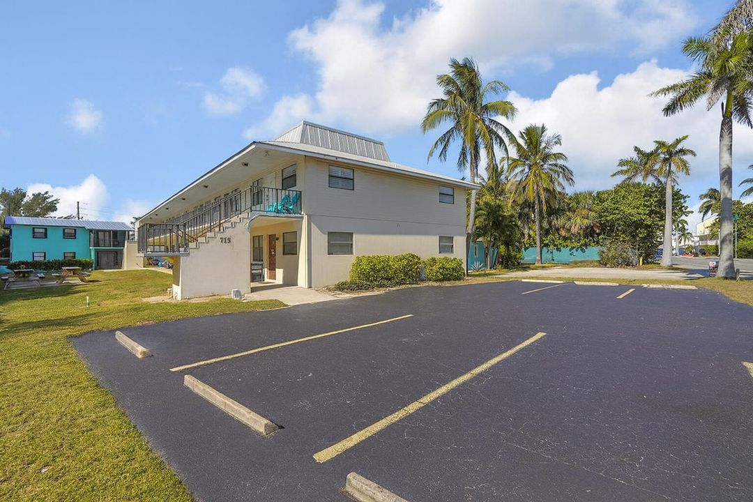 For Sale: $235,000 (1 beds, 1 baths, 680 Square Feet)