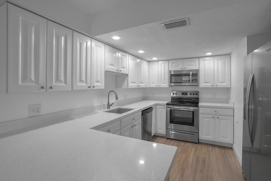 For Sale: $235,000 (1 beds, 1 baths, 680 Square Feet)