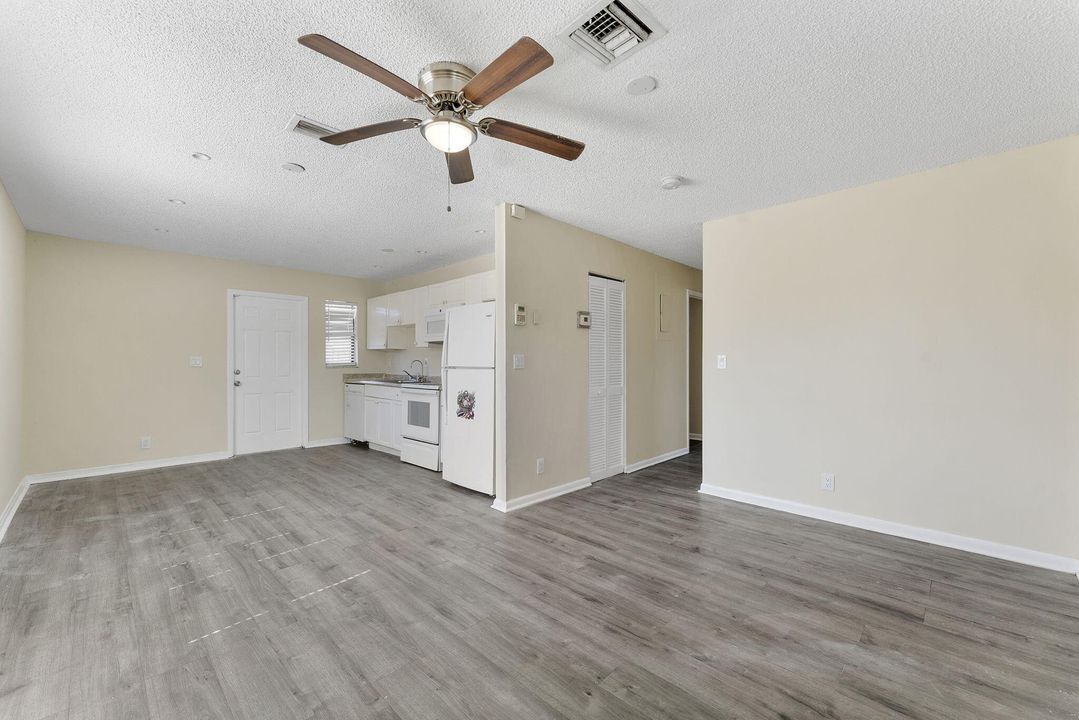 For Rent: $2,300 (3 beds, 1 baths, 864 Square Feet)