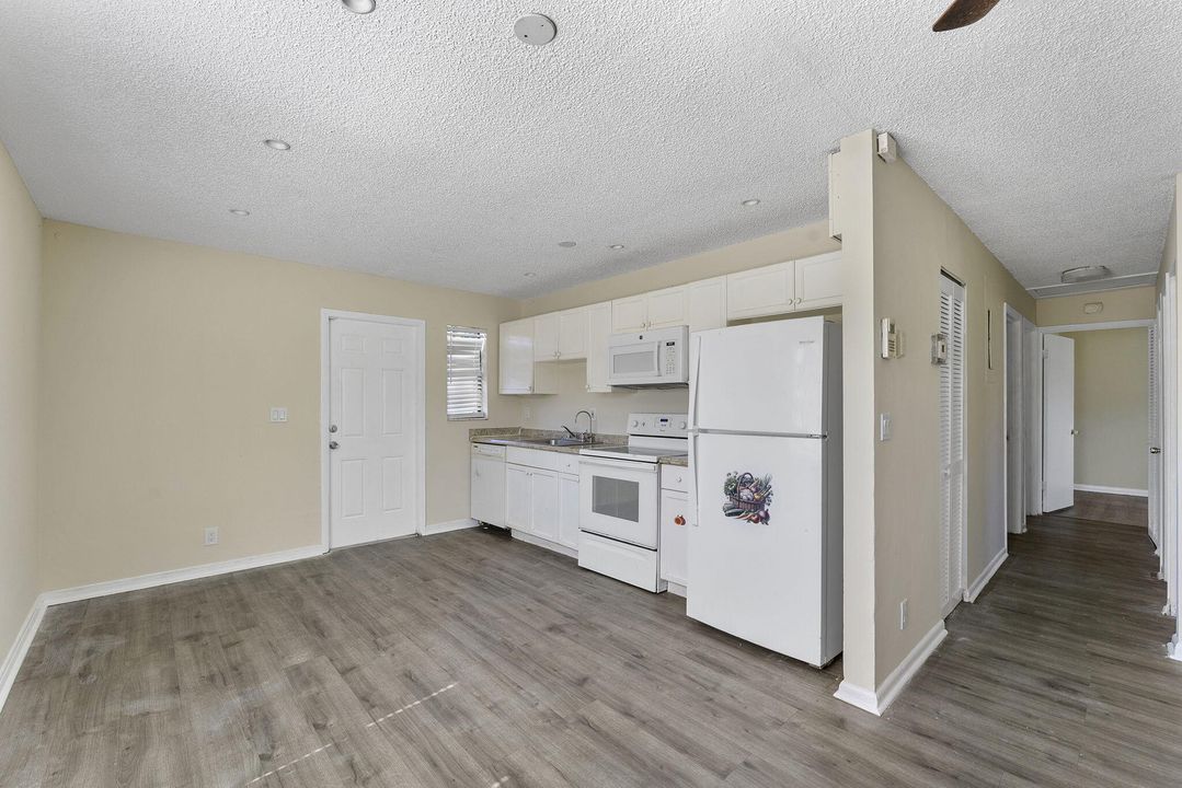 For Rent: $2,300 (3 beds, 1 baths, 864 Square Feet)