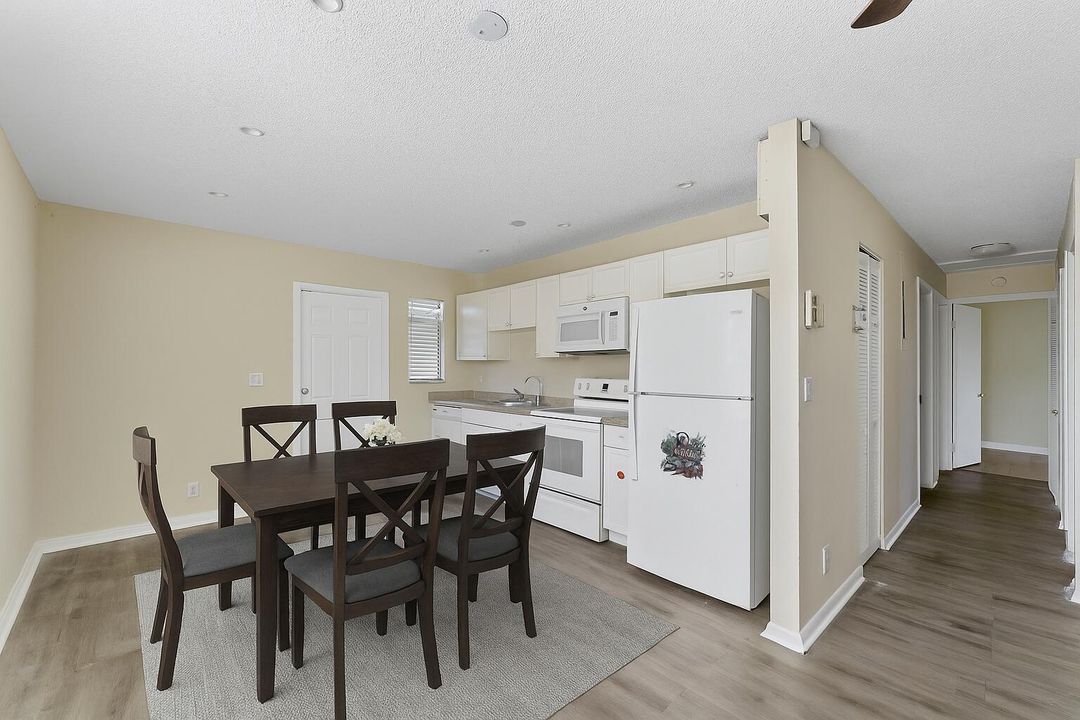 For Rent: $2,300 (3 beds, 1 baths, 864 Square Feet)