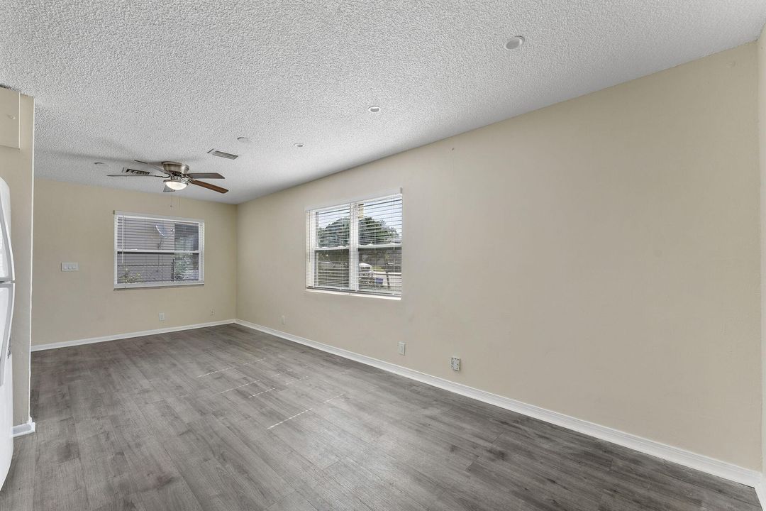 For Rent: $2,300 (3 beds, 1 baths, 864 Square Feet)