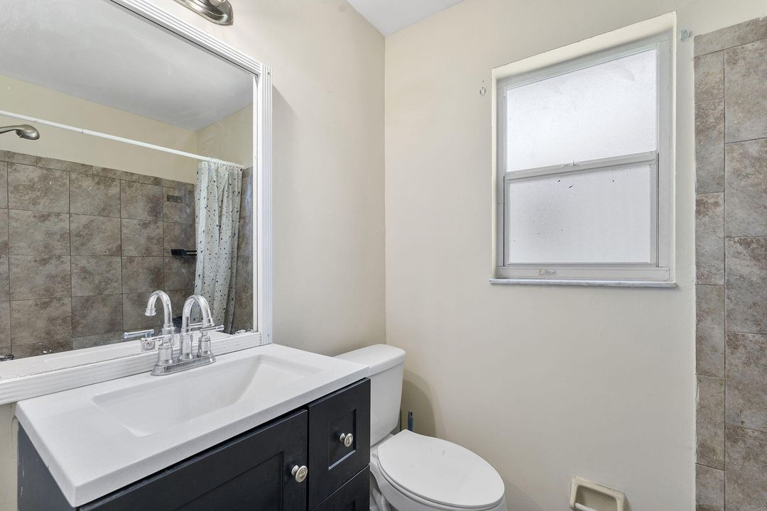 For Rent: $2,300 (3 beds, 1 baths, 864 Square Feet)