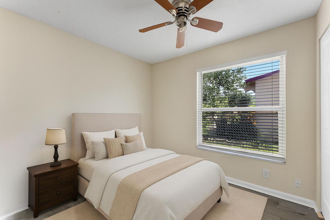 For Rent: $2,300 (3 beds, 1 baths, 864 Square Feet)