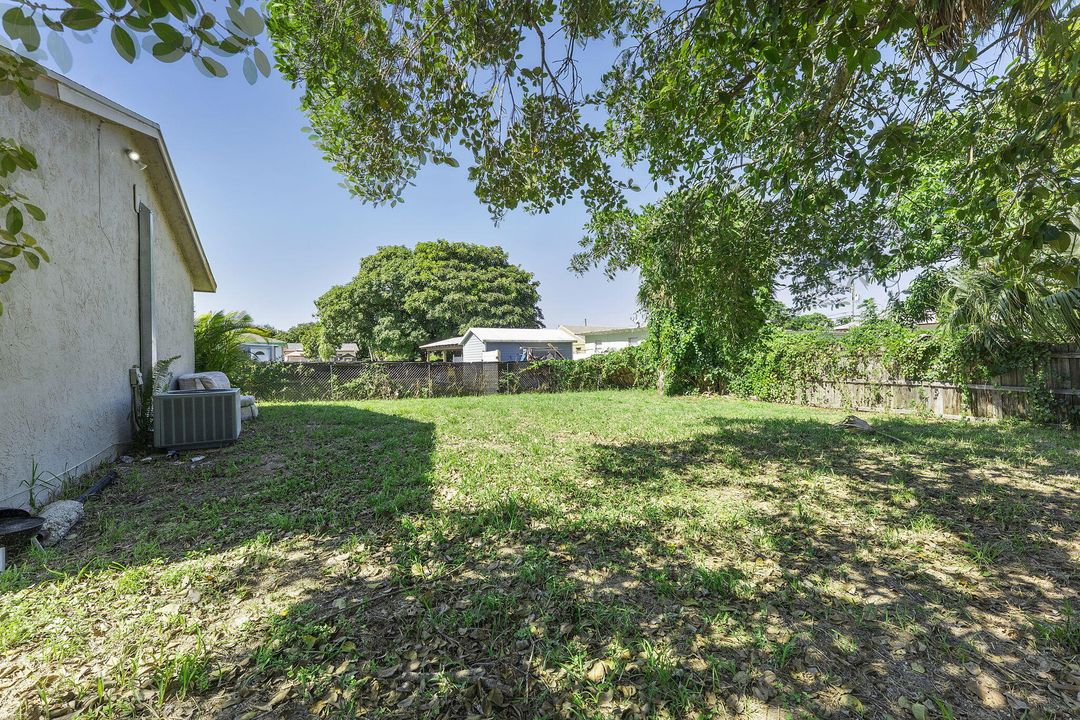 For Rent: $2,300 (3 beds, 1 baths, 864 Square Feet)