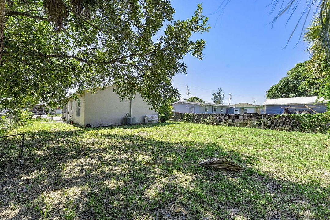 For Rent: $2,300 (3 beds, 1 baths, 864 Square Feet)