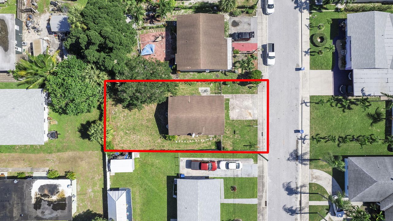 For Rent: $2,300 (3 beds, 1 baths, 864 Square Feet)