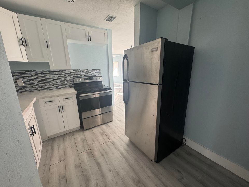 Под контрактом: $2,500 (3 спален, 2 ванн, 2290 Квадратных фут)